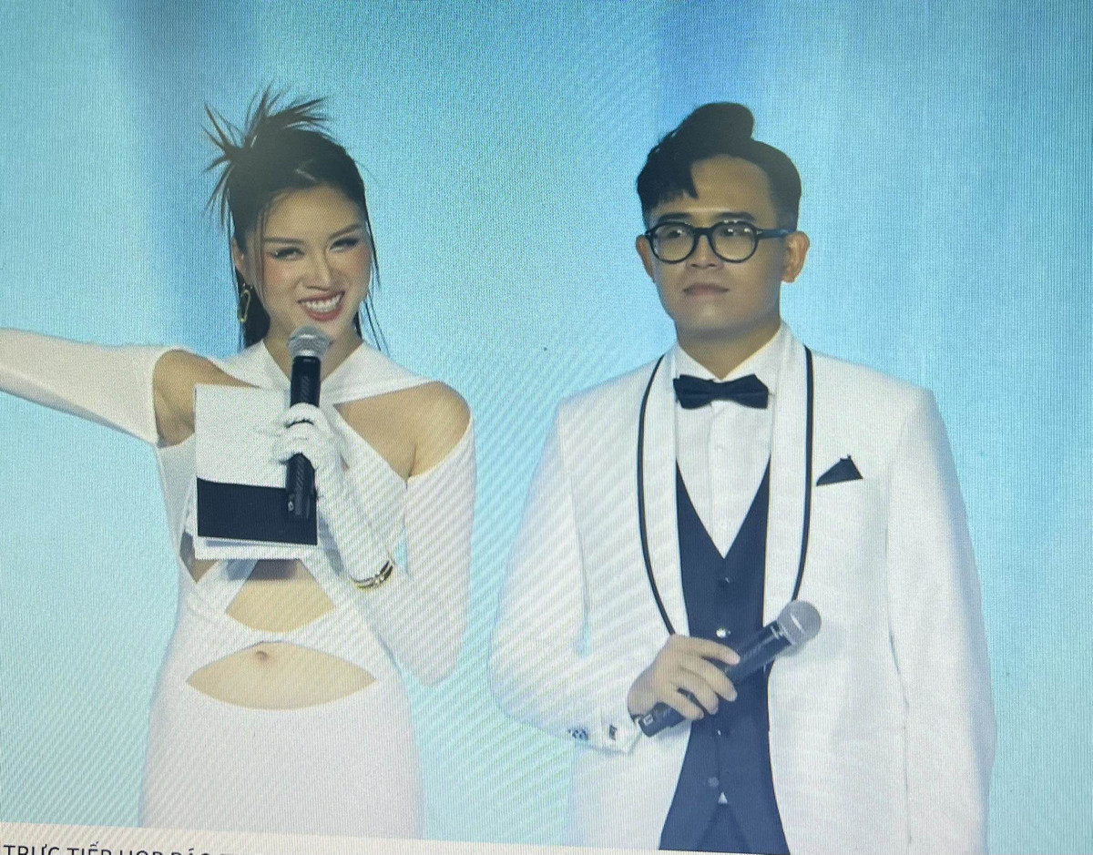 Nu MC “chan dai nhat Viet Nam” ho bao khi len song gay xon xao