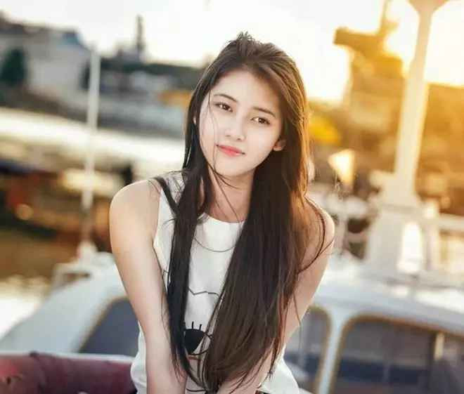 Sở dĩ bức ảnh hot girl ngủ gật thu hút sự chú ý là bởi vẻ ngoài xinh xắn của chính chủ, được nhận xét có nhiều điểm tương đồng với nữ thần Suzy - idol Hàn Quốc nổi đình đám.