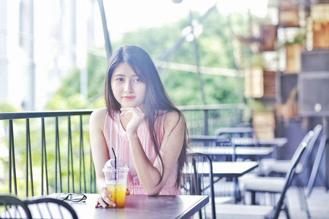 Bên cạnh đó, gái xinh này còn là một cô nàng cực kì đa tài khi bắt đầu khởi nghiệp từ năm nhất, làm mẫu ảnh, đồng thời giam gia nhiều cuộc thi sắc đẹp quy mô toàn quốc.