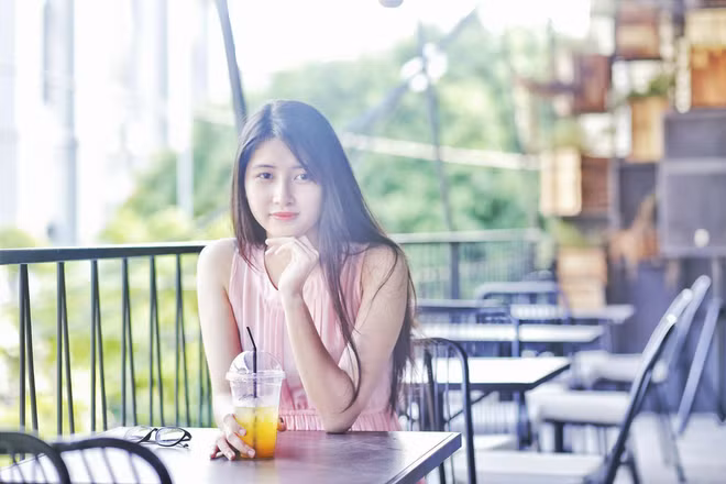 Bên cạnh đó, gái xinh này còn là một cô nàng cực kì đa tài khi bắt đầu khởi nghiệp từ năm nhất, làm mẫu ảnh, đồng thời giam gia nhiều cuộc thi sắc đẹp quy mô toàn quốc.