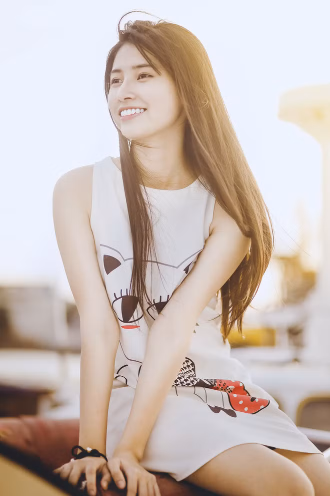 Không những có vẻ ngoài xinh xắn, Thu Uyên còn được nhiều người yêu mến bởi sự tích cực và năng động trong các hoạt động CLB, sự kiện ngoại khóa ở trường.