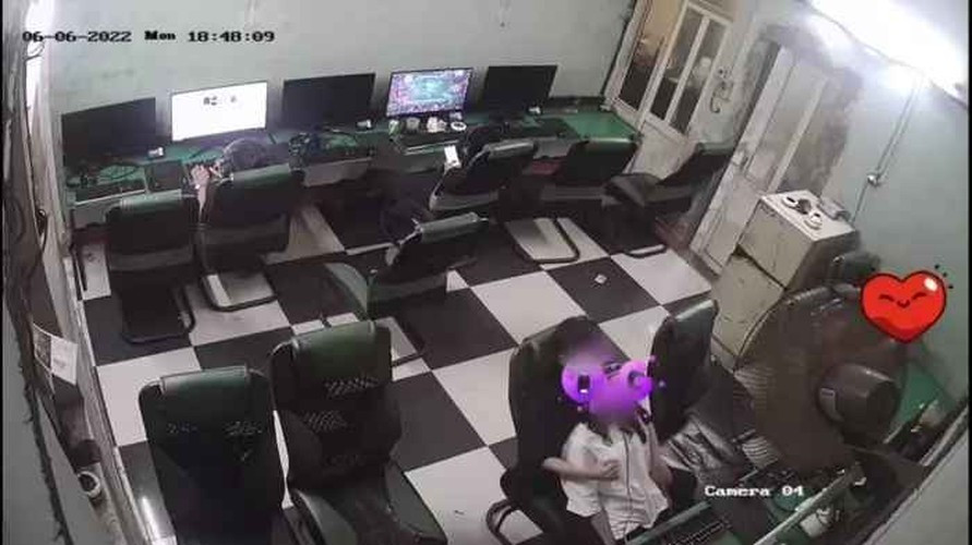 Loạt ảnh xuất hiện thu hút tương tác cực lớn. Tuy nhiên, thay vì ủng hộ phần đông cư dân mạng để bình luận chê hành động của hai chàng trai.