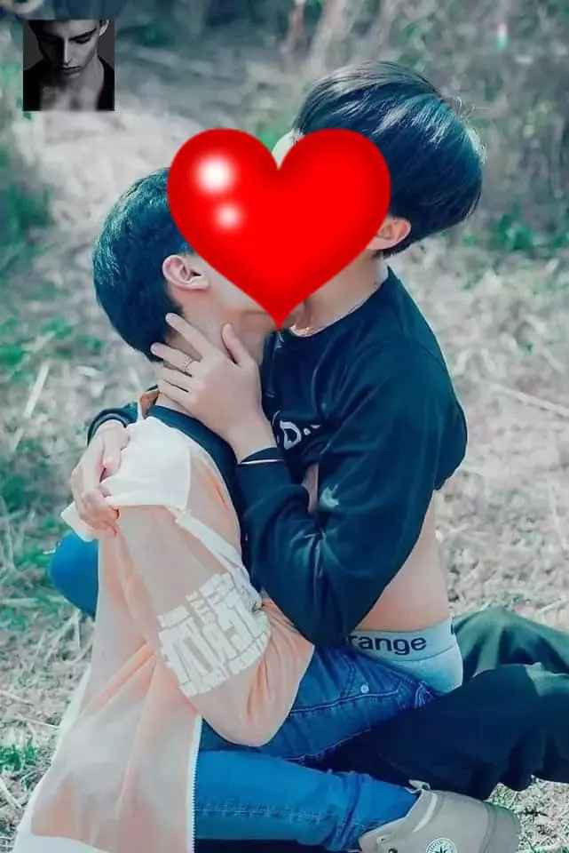 Trên các diễn đàn, cư dân mạng mới đây tích cực lan truyền bộ ảnh "tình bể bình" của hai chàng trai, được cho cũng thuộc cộng đồng LGBT.