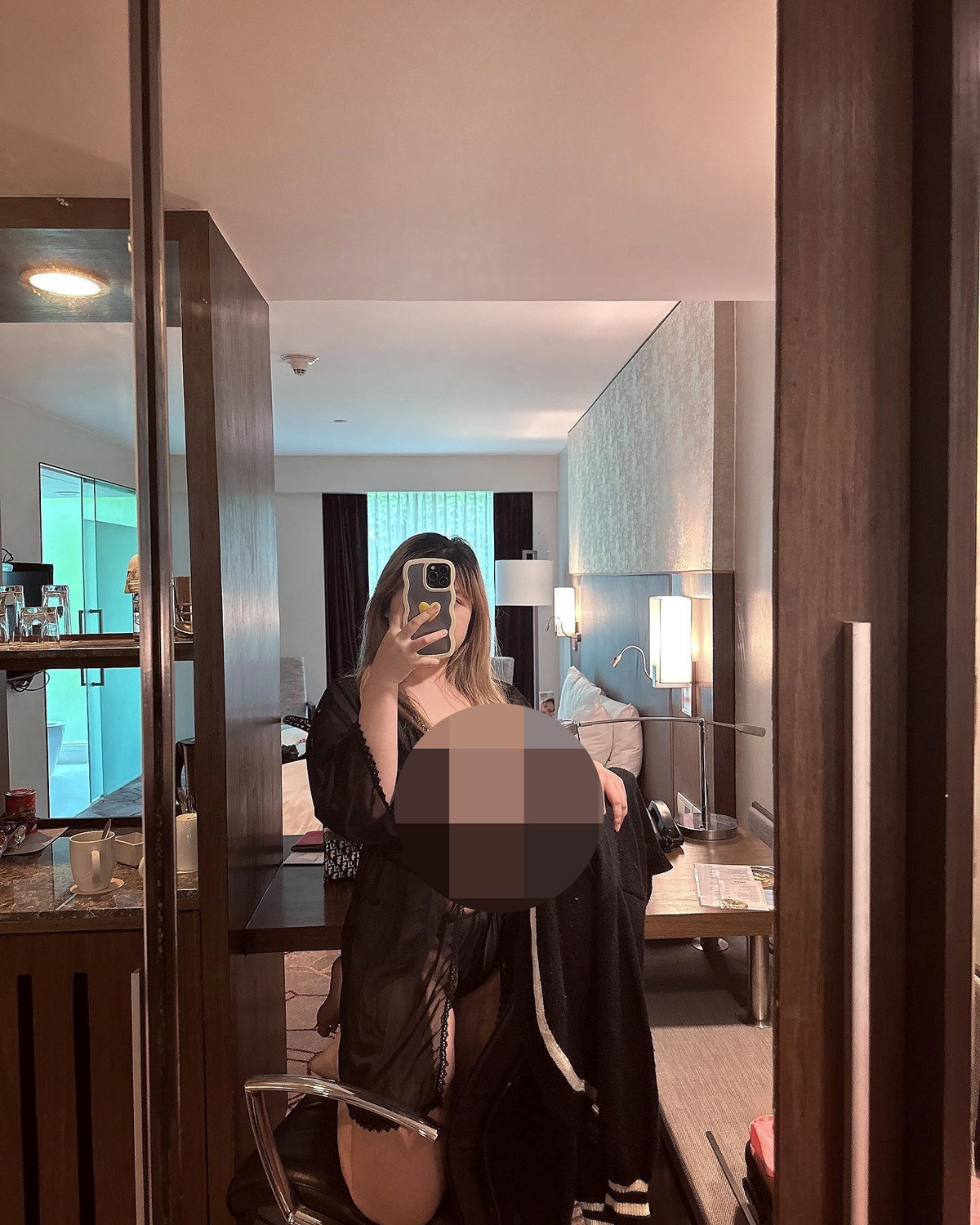 Thu Trang cũng thường xuyên khoe việc có mặt trên O.F này. Theo tìm hiểu, nếu muốn theo dõi O.F của Thu Trang, người dùng sẽ trả phí 5 USD (khoảng 342 nghìn đồng). Mua trọn gói 1 năm là 90 USD (khoảng 2 triệu).