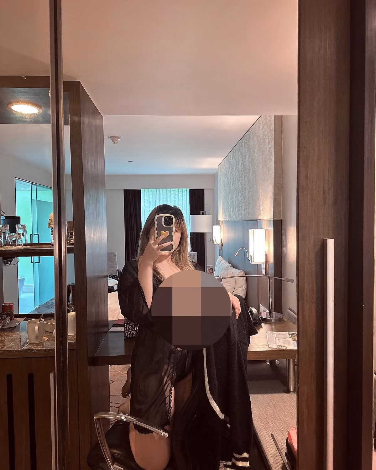 Thu Trang cũng thường xuyên khoe việc có mặt trên O.F này. Theo tìm hiểu, nếu muốn theo dõi O.F của Thu Trang, người dùng sẽ trả phí 5 USD (khoảng 342 nghìn đồng). Mua trọn gói 1 năm là 90 USD (khoảng 2 triệu).