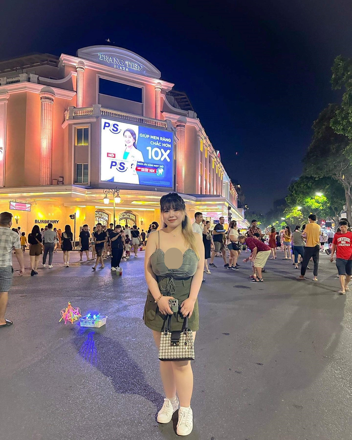 Mới đây, "hot girl ngực khủng" Hải Dương bất ngờ xuất hiện ở phố đi bộ Hồ Gươm và lập tức thu hút sự chú ý của nhiều người.