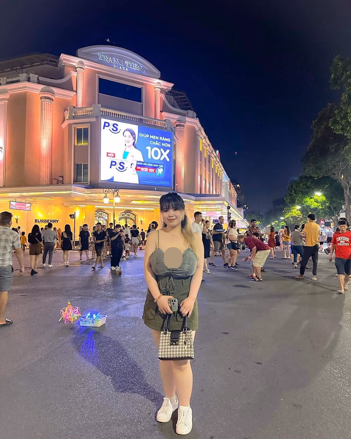 Mới đây, "hot girl ngực khủng" Hải Dương bất ngờ xuất hiện ở phố đi bộ Hồ Gươm và lập tức thu hút sự chú ý của nhiều người.