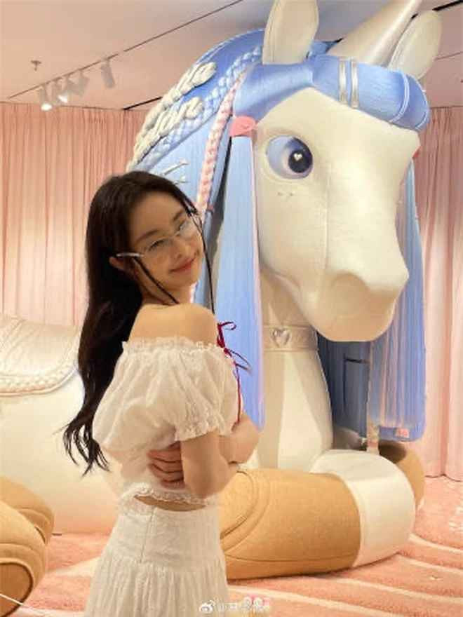 Không những vậy, hot girl này còn sở hữu khuôn mặt tròn và cặp má cũng khá tương đồng với nữ idol đình đám, khiến nhiều khoảnh khắc lướt qua dân tình tưởng lầm đây là Jennie.