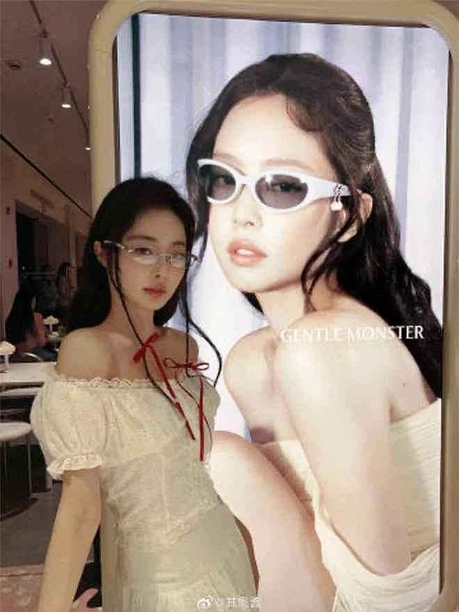 Visual xinh xắn, vừa mang vẻ dễ thương nhưng cũng đầy sắc sảo, sang chảnh của gái xinh này khiến “team qua đường" không khỏi xao xuyến và trầm trồ.