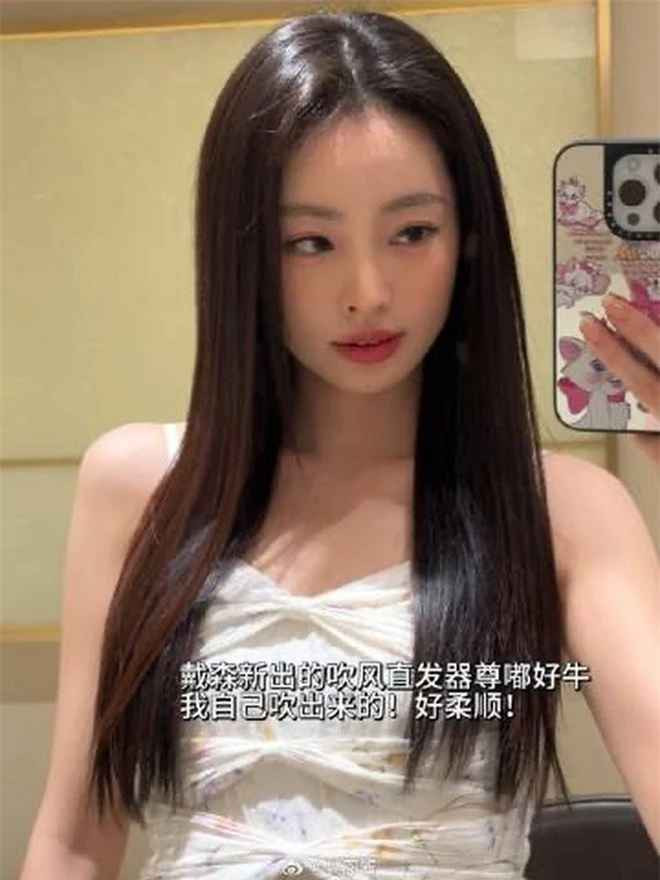 "Điều tra" Weibo, biệt đội thám tử mạng được một phen ngỡ ngàng và mê tít trước phong cách thời trang cực kỳ “bánh cuốn" của cô nàng.