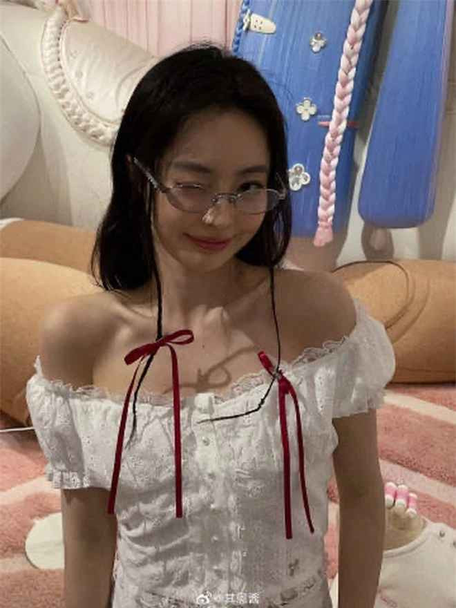 Loạt ảnh chụp gái xinh này tạo dáng tại pop-up store Jentle Salon - màn collab mới đây của Jennie với Gentle Monster đang thu hút đông đảo sự chú ý của dư luận.