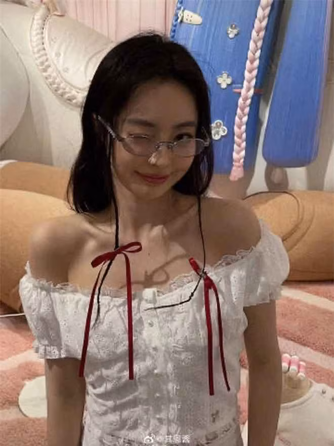 Loạt ảnh chụp gái xinh này tạo dáng tại pop-up store Jentle Salon - màn collab mới đây của Jennie với Gentle Monster đang thu hút đông đảo sự chú ý của dư luận.