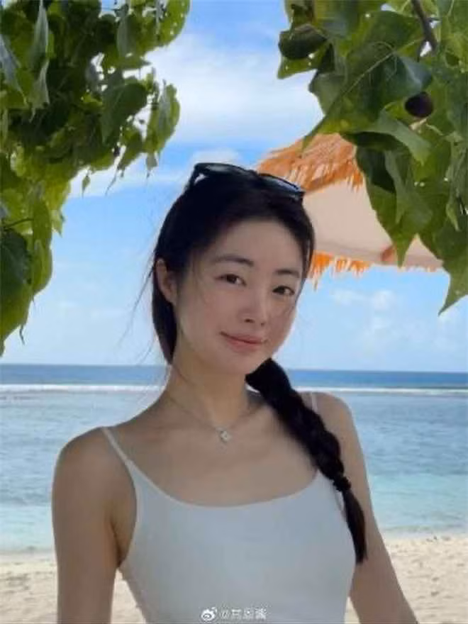 Tuy nhiên, với loạt ảnh đời thường khác, hot girl xứ Trung lại không giống Jennie cho lắm.