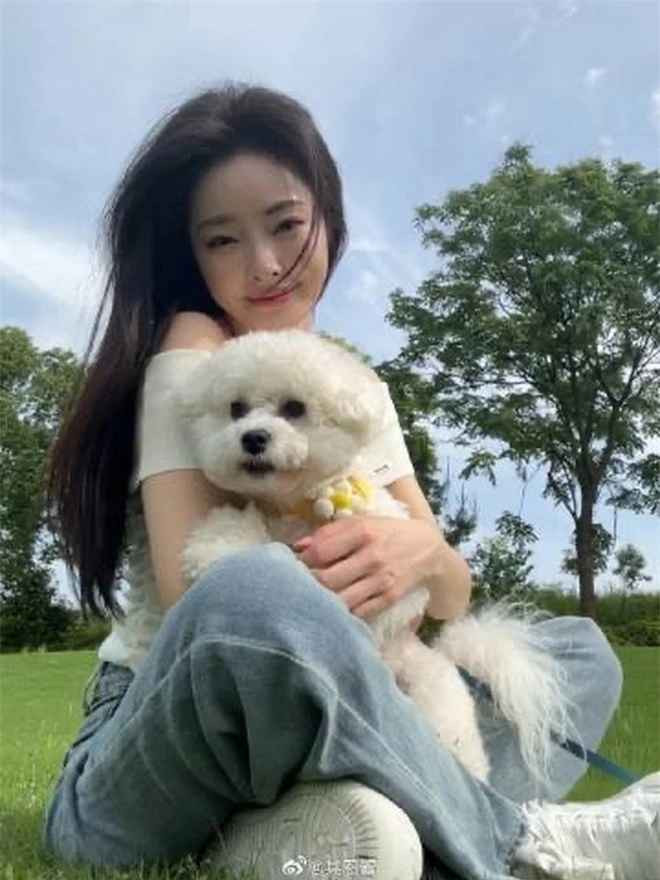 Gu ăn mặc của hot girl này vô cùng đa dạng, từ nữ tính, bánh bèo đến cool ngầu, “gái phố", với những item siêu trendy và hợp mốt như váy 2 dây, áo phông, chân váy, quần jeans… Vóc dáng thon gọn, mảnh mai cũng giúp cô nàng "cân đẹp" mọi loại outfit và lối phối đồ đầy ấn tượng của mình.