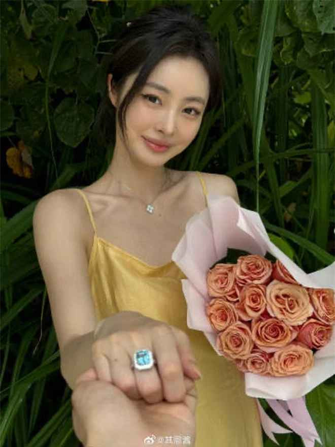 Cô nàng sở hữu những đường nét hài hòa với điểm nhấn là đôi mắt mèo đầy thu hút cùng cặp má "bánh bao" đáng yêu.