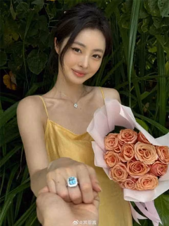 Cô nàng sở hữu những đường nét hài hòa với điểm nhấn là đôi mắt mèo đầy thu hút cùng cặp má "bánh bao" đáng yêu.