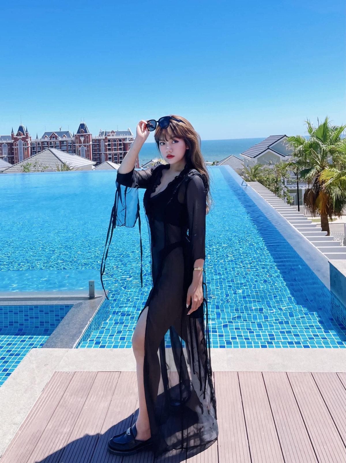 Nhan sắc của hot girl Lâm Đồng cũng là điểm thu hút đặc biệt. Cô nàng sở hữu gương mặt xinh đẹp, đôi mắt sắc sảo và đôi môi quyến rũ.