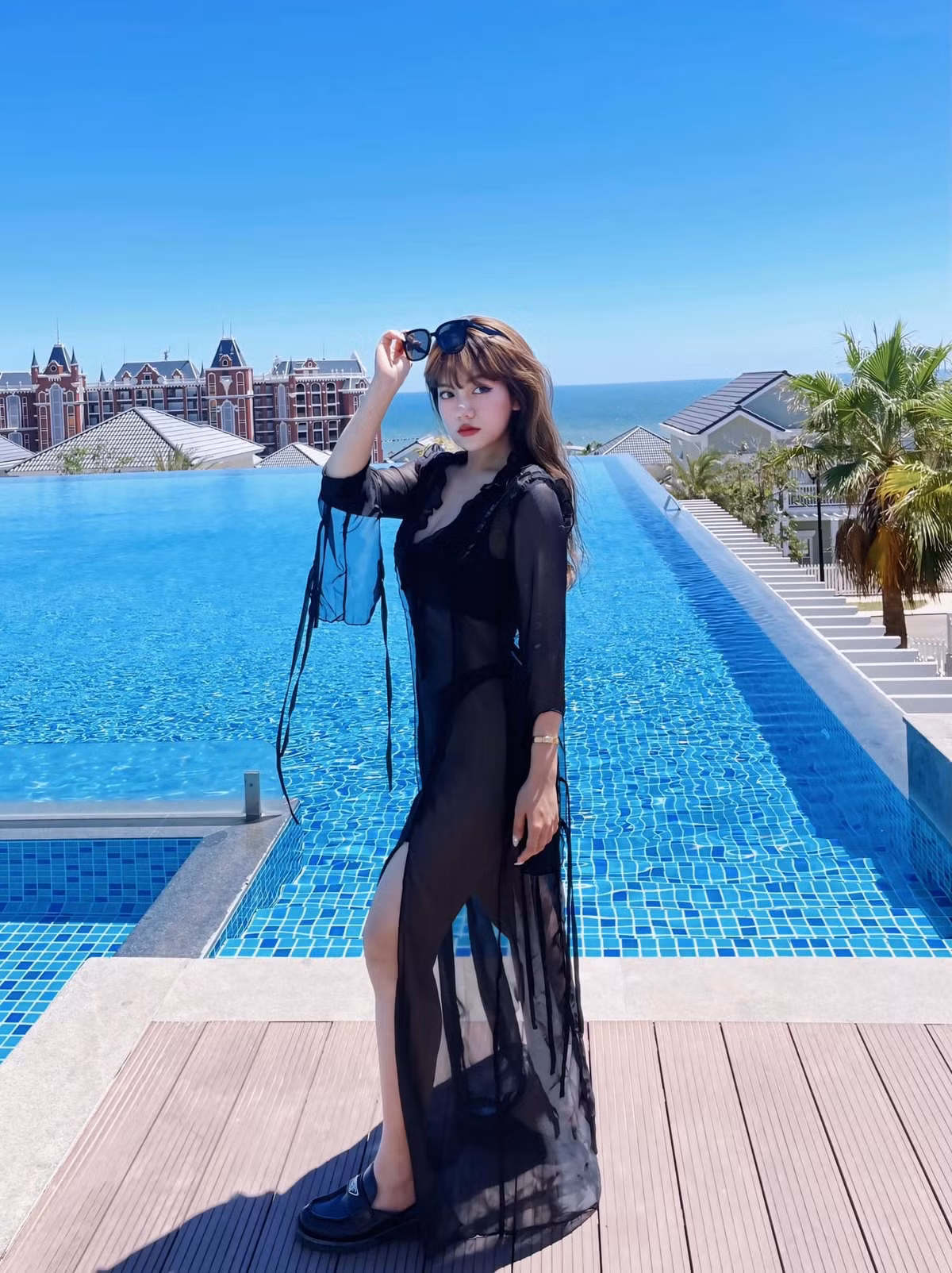 Nhan sắc của hot girl Lâm Đồng cũng là điểm thu hút đặc biệt. Cô nàng sở hữu gương mặt xinh đẹp, đôi mắt sắc sảo và đôi môi quyến rũ.