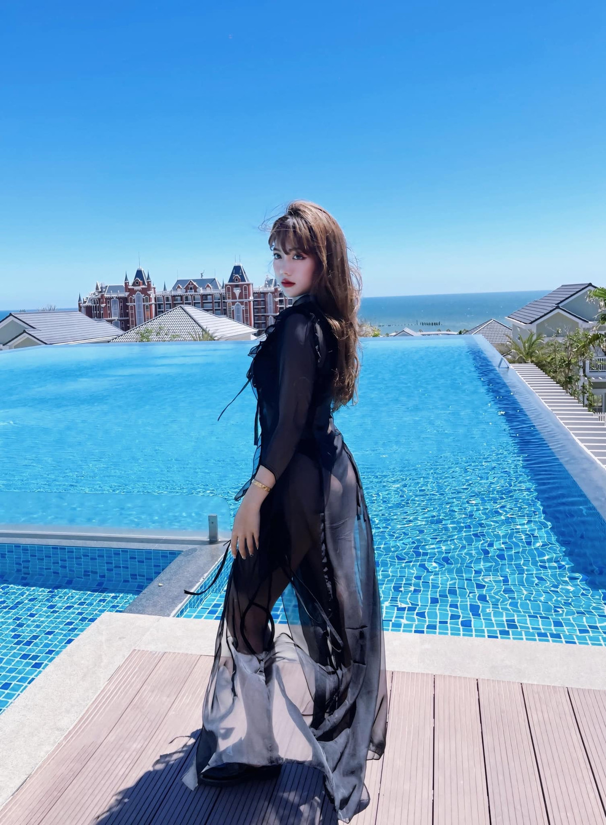 Vóc dáng của gái xinh này cũng thuộc top "không phải dạng vừa", vậy nên dễ dàng nhận thấy cô thường xuyên diện những trang phục ôm sát làm tôn dáng.