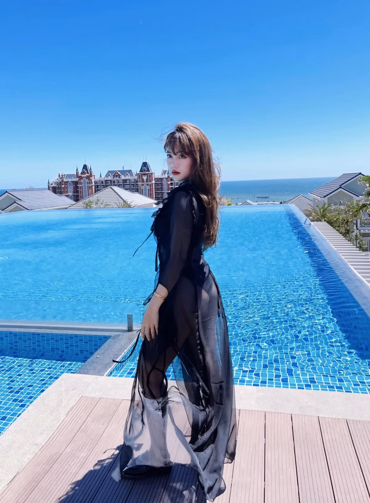 Vóc dáng của gái xinh này cũng thuộc top "không phải dạng vừa", vậy nên dễ dàng nhận thấy cô thường xuyên diện những trang phục ôm sát làm tôn dáng.