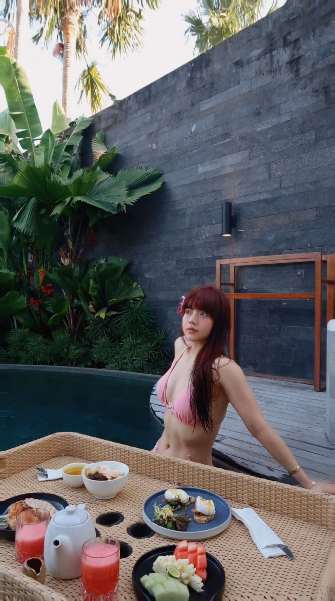 Hot girl Lâm Đồng được biết đến với gu thời trang táo bạo nhưng rất hiếm khi cô nàng diện áo tắm.