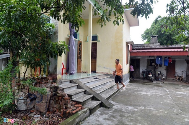 Mỗi khi nhắc đến Hậu, ông Thắng - bố của hậu vệ này - tỏ ra tự hào: "Hậu rất ngoan, dù về nhà nghỉ nhưng vẫn mang bóng đến sân tập để duy trì cảm giác với bóng, anh ít đi chơi với bạn bè và đặc biệt là không uống rượu bia".