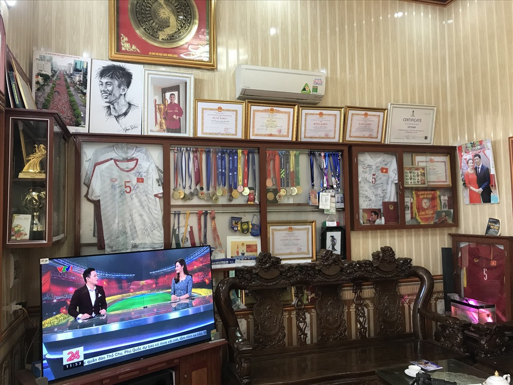 Khi căn nhà được xây dựng, Văn Hậu chỉ mới vài ngày tuổi và vẫn nằm trong ngôi nhà cũ. Từ đó, nơi này trở thành ký ức tuổi thơ của Hậu. Khoảng sân trước nhà trở thành nơi cậu bé Hậu tập bóng hàng ngày và trò chơi tha hồ suốt ngày.