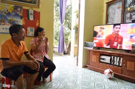 Với thành công, danh tiếng và thu nhập tăng lên, Văn Hậu đã nhiều lần thể hiện mong muốn xây dựng lại ngôi nhà cho bố mẹ. Tuy nhiên, ông Thắng và vợ vẫn kiên quyết từ chối. Họ chỉ đồng ý để con trai sửa chữa nhà mà không muốn xóa đi di sản quý giá.