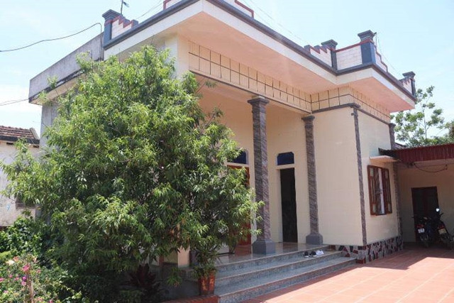 Khi đến thăm nhà Văn Hậu ở thôn Xuân Lôi (Hồng Minh, Hưng Hà, Thái Bình), bố mẹ của cầu thủ nam sống chung với con trai lớn. Ban đầu, nơi họ sống không khác gì các ngôi nhà ở làng quê khác.