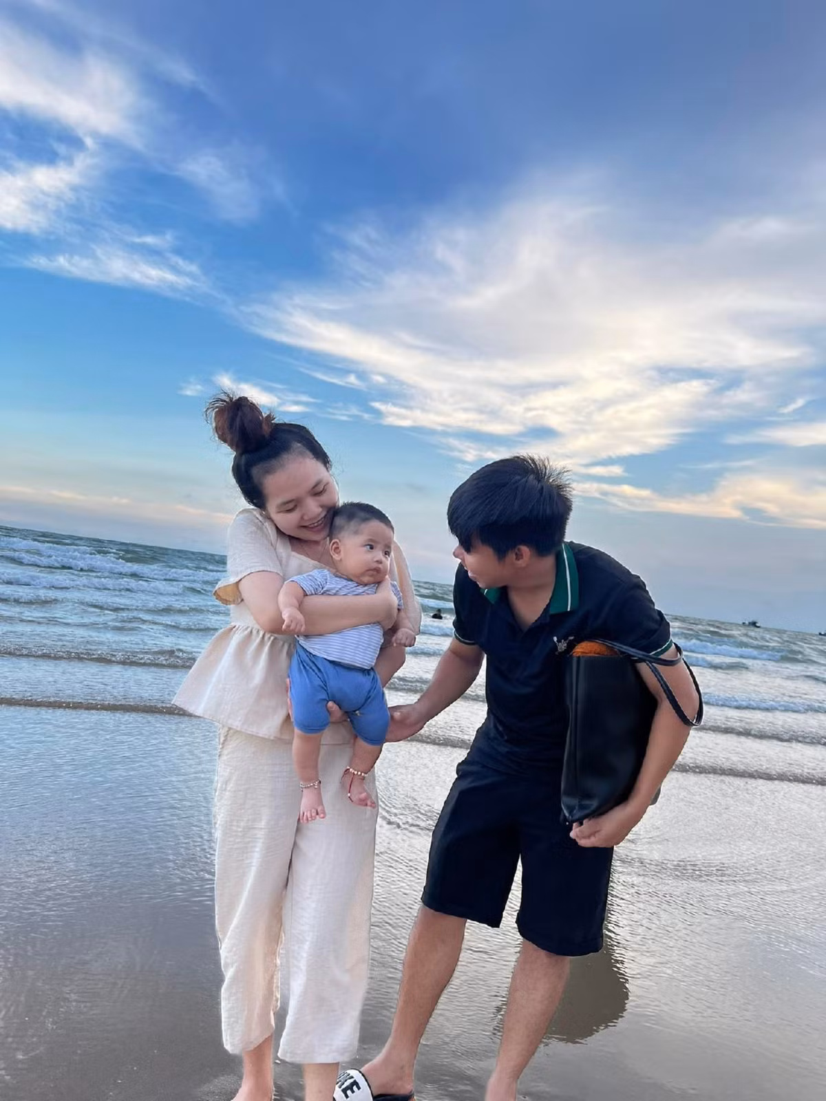 Chia sẻ với về bức ảnh 3 ông bố bỉm sữa gây “bão” mạng xã hội, chị Diệu Thảo cho biết: “Bức ảnh được chụp trước nhà của mình. Trong ảnh, chồng mình là người ôm con chạy mưa trước...