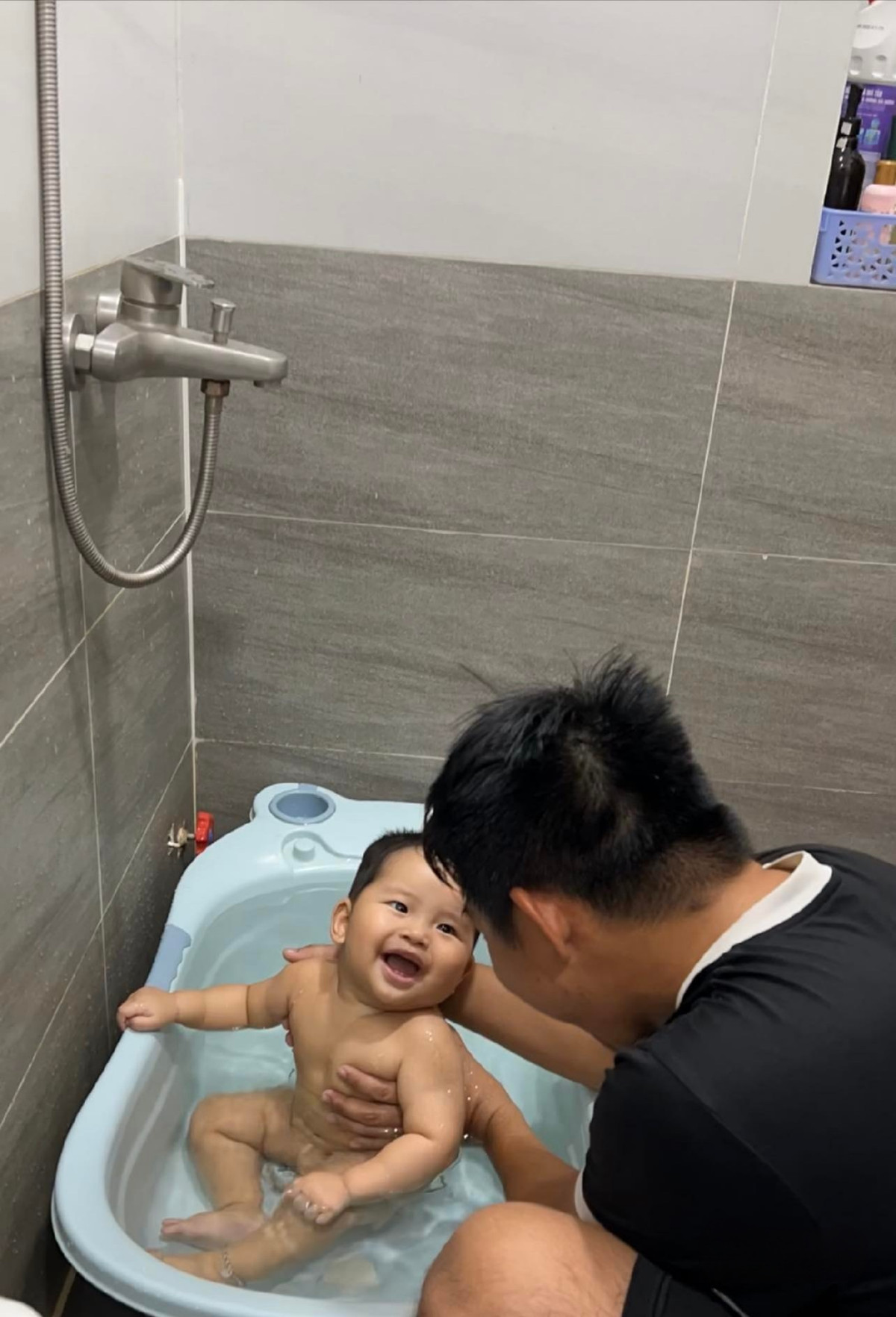 Cả 3 gia đình đều là hàng xóm và mới về ở khu nhà này được vài tháng nhưng được cái là ai cũng dễ gần và thân thiện. Ban đầu, mình chỉ định bình luận góp vui trong 1 bài viết trên mạng nhưng lại nhận được nhiều tương tác của mọi người nên mình thấy rất vui”. Chủ nhân bức ảnh 3 ông bố trông con mải "tám chuyện" cho biết thêm.