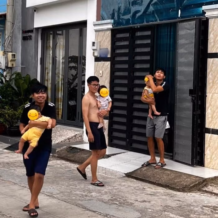 Mới đây, trên mạng xã hội có chia sẻ hình ảnh đáng yêu của 3 ông bố bỉm sữa vừa trông con vẫn mải “tám chuyện” cho đến tận khi trời mưa mới chịu về nhà khiến cộng đồng mạng được phen cười nghiêng ngả.