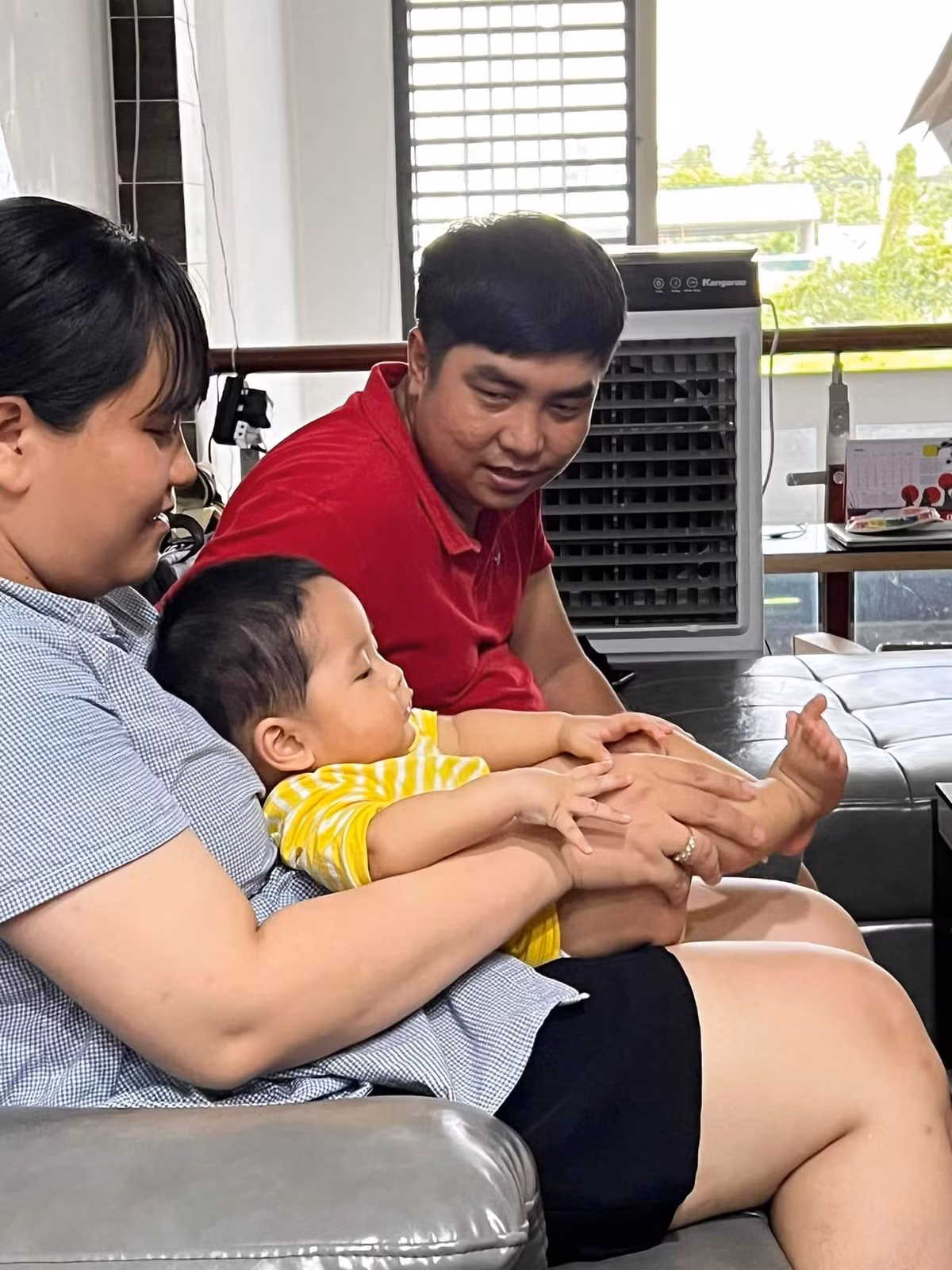 Sau khi khoảnh khắc đáng yêu này được chia sẻ trên mạng xã hội đã nhận về nhiều tương tác của cộng đồng mạng. Đa số chị em dành lời khen cho 3 ông bố này bởi biết cách chăm con, phụ giúp vợ việc gia đình.