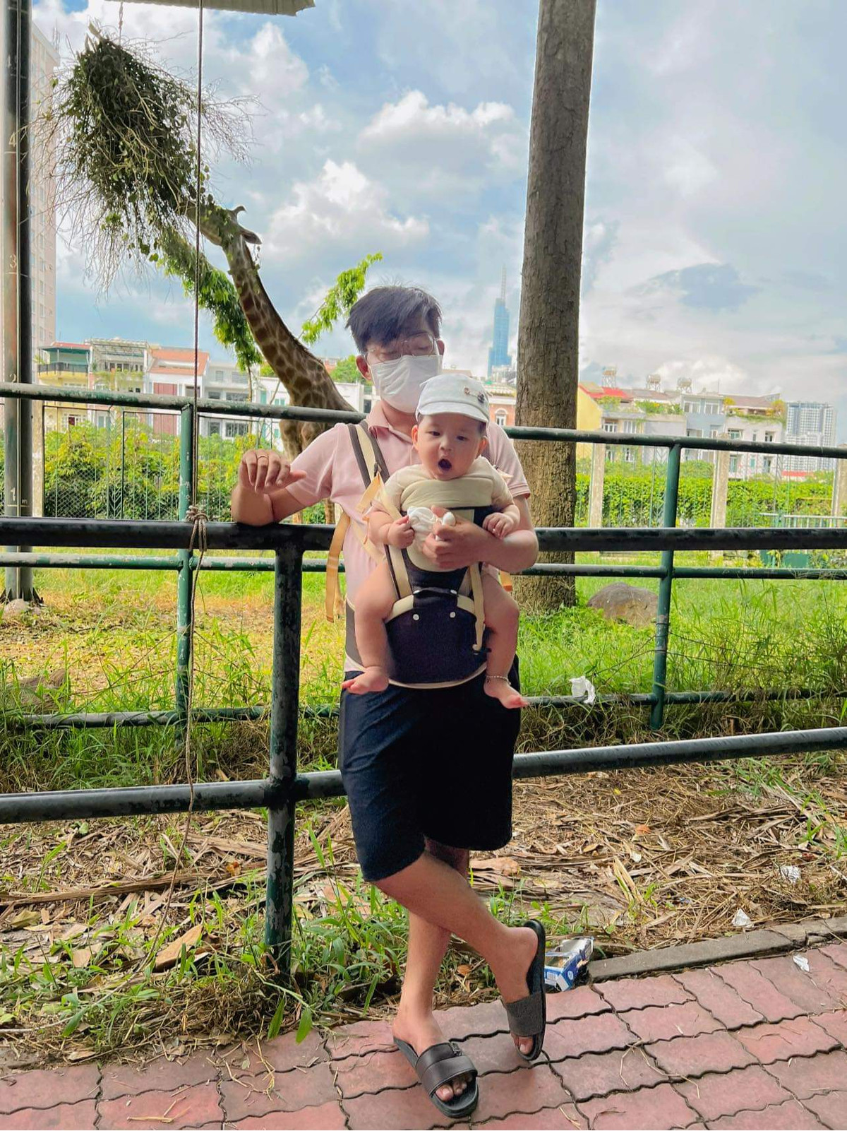 Tài khoản đăng tải hình ảnh này cho biết: “Có lẽ nếu không vì trời mưa thì 3 anh vẫn đam mê đàm đạo, chia sẻ bí kíp, tám chuyện thiên hạ dài dài”.