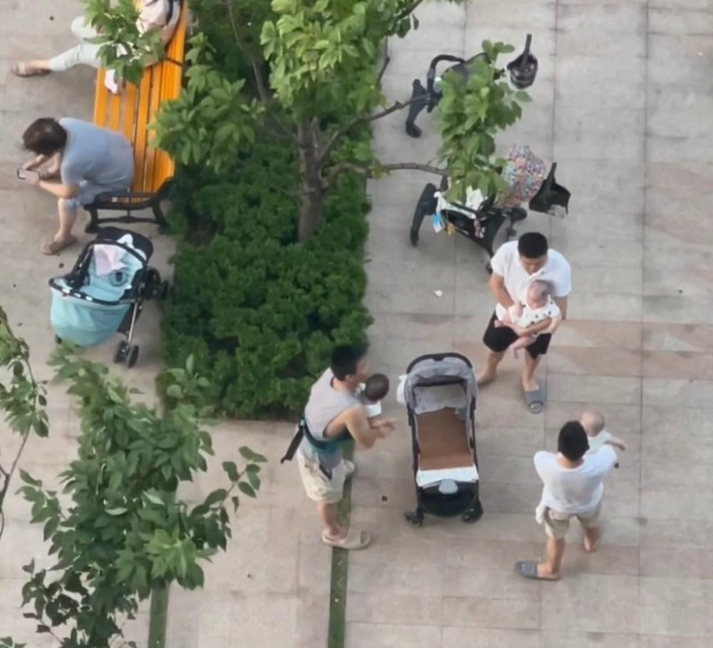 Trong ảnh, 3 ông bố trẻ đều đang bế con nhỏ trên tay và cùng nhau trò chuyện vô cùng vui vẻ trước cửa nhà. Thậm chí, cả 3 bậc phụ huynh còn thoải mái diện trang phục ở nhà, vô tư cởi trần để sang “đàm đạo, tám chuyện thiên hạ” cùng hàng xóm.