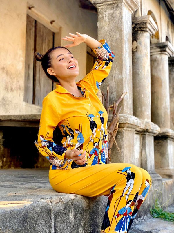 Mà trong khi Ngân chỉ mặc gợi cảm thôi, chứ Ngân không hề cướp chồng hay giật bồ của ai hết. Mấy người ăn mặc kín đáo mà giật chồng, cướp bồ người khác hay làm chuyện gì xấu thì mọi người mới chửi được. Còn Ngân chỉ mặc gợi cảm thôi". Ngân 98 từng viết.