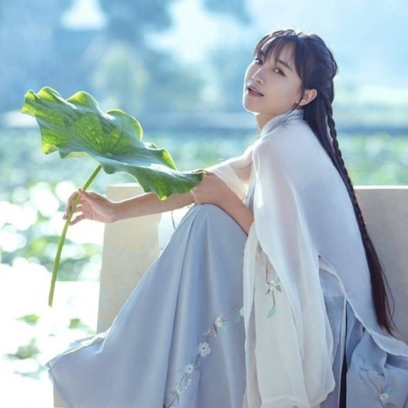 Ở tuổi 31, Lý Tử Thất có trong tay danh tiếng và sự giàu có đáng ngưỡng mộ, đồng thời được công nhận là tỷ phú tự thân dưới 30 tuổi có thu nhập mỗi năm trung bình khoảng 50 triệu nhân dân tệ (176 tỷ đồng).