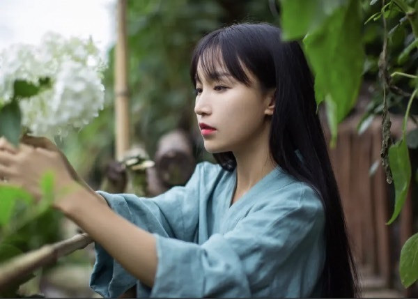 Năm 2017, đôi bên đi đến thỏa thuận thành lập Công ty TNHH Truyền thông Văn hóa Tứ Xuyên Tử Thất, trong đó Lý Tử Thất nắm giữ 49% cổ phần và Vô Niệm Hàng Châu nắm giữ 51% cổ phần. Sau đó Bytedance – công ty mẹ của TikTok cũng “đổ” tiền vào Vô Niệm vì nhận ra tiềm năng của Lý Tử Thất.