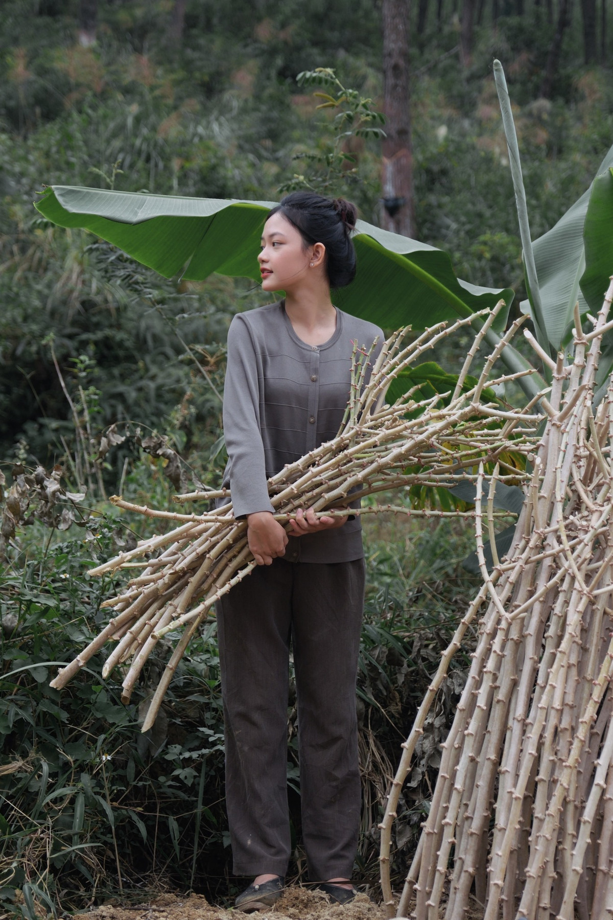 Hầu hết, khi quay video, cô gái này đều chọn trang phục giản dị, kín đáo.