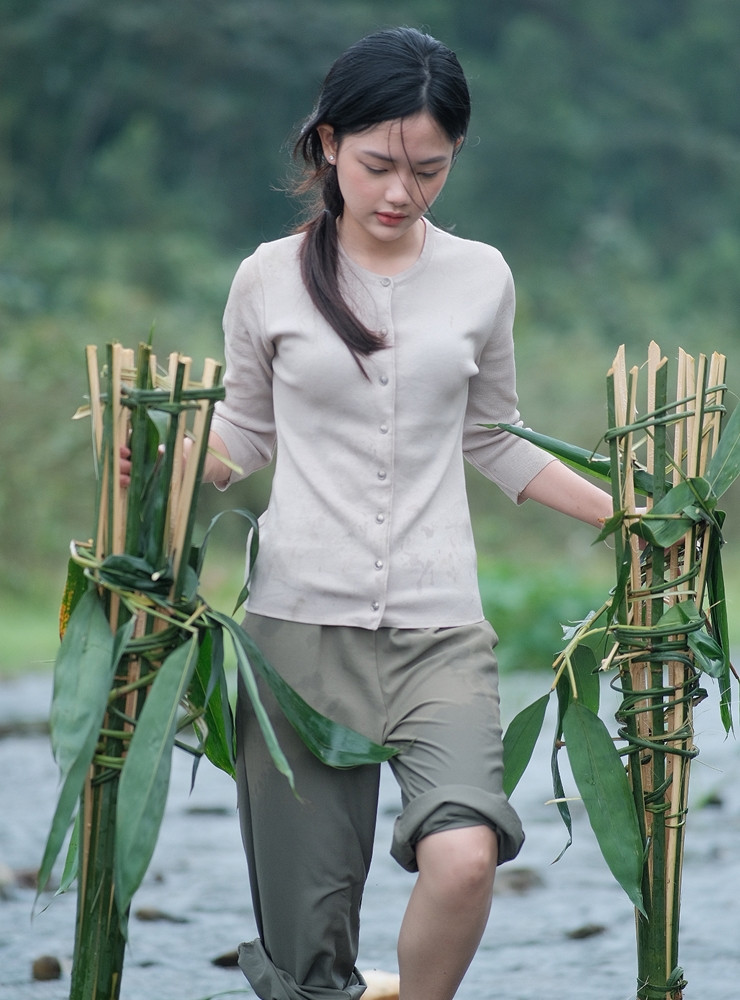 Mới đây trên trang Facebook cá nhân, nữ sinh viên 2K3 này đăng tải loạt ảnh đi cày nhận được nhiều sự quan tâm của dân mạng. "Người ta đi cấy lấy công, em thì đi cày", cô viết.