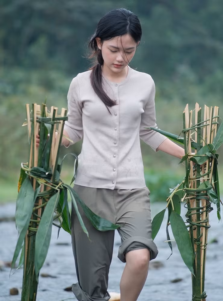 Mới đây trên trang Facebook cá nhân, nữ sinh viên 2K3 này đăng tải loạt ảnh đi cày nhận được nhiều sự quan tâm của dân mạng. "Người ta đi cấy lấy công, em thì đi cày", cô viết.