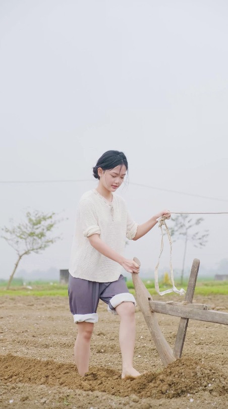 Được biết, đó là Nguyễn Lâm Anh (sinh năm 2003) hiện đang là sinh viên năm thứ hai, trường Đại học Vinh, Nghệ An. Trong các video của mình, gen Z này gây ấn tượng với hình ảnh cô gái nông thôn hiền lành và dễ thương.