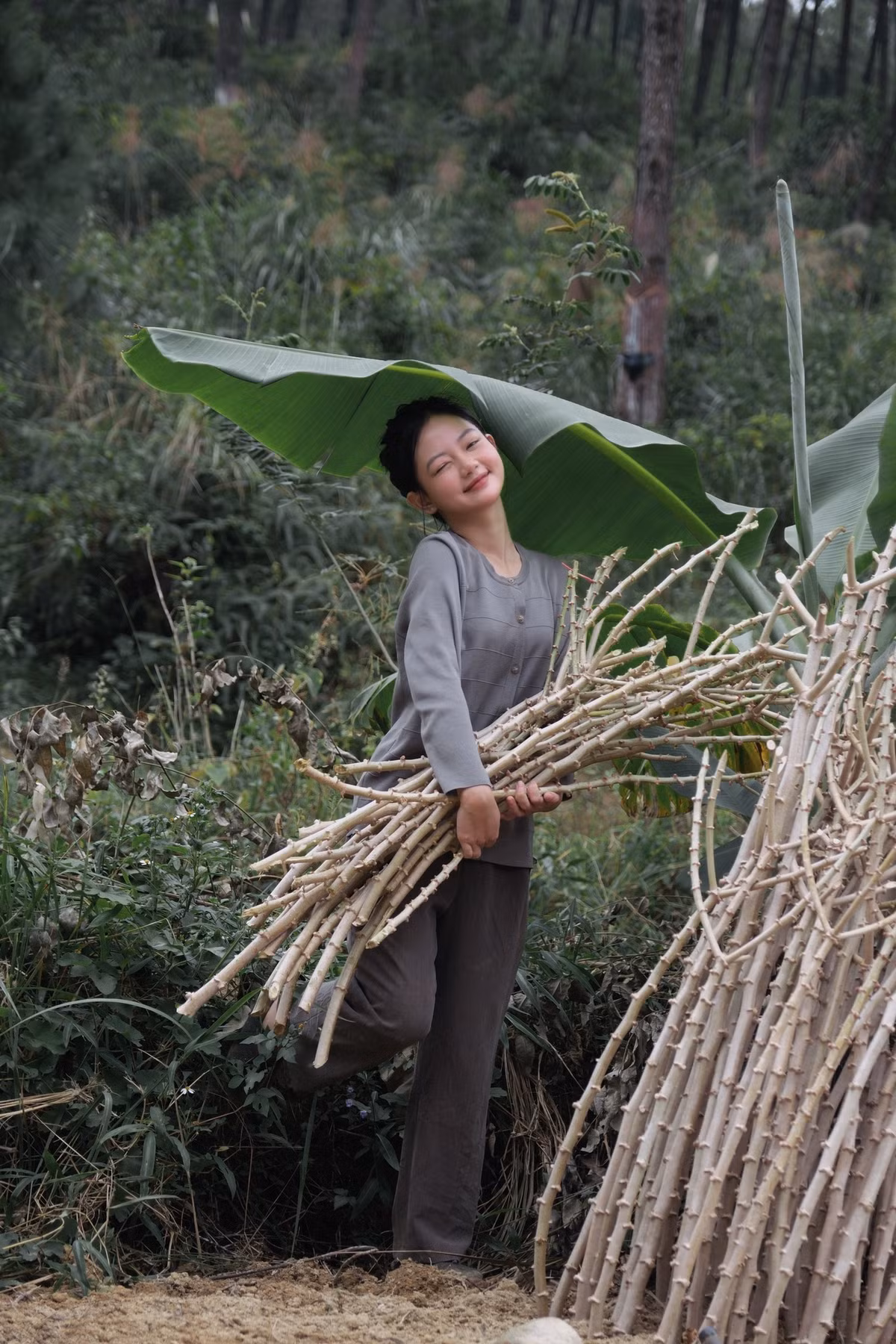 Trong hình, hot girl mặc áo dài tay, xắn quần cao quá đầu gối. Vóc dáng cùng đường nét gương mặt nhỏ nhắn, hài hòa của Lâm Anh dễ gây thiện cảm với người nhìn.