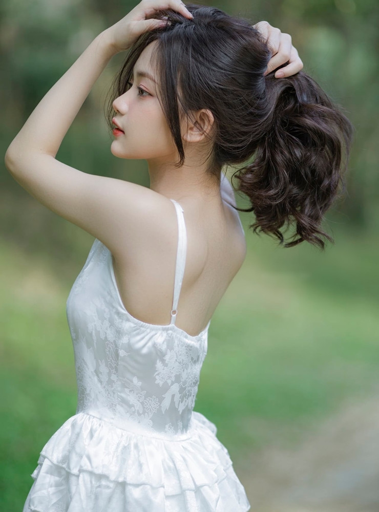 Cô thu hút khi diện váy cổ yếm hở lưng sáng màu