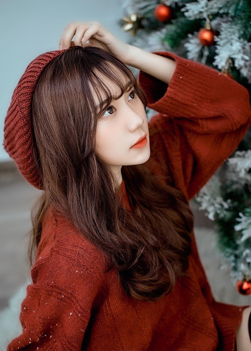 Xuất phát điểm là học viên của Đại học Văn hóa Nghệ thuật Quân đội khoa Thanh nhạc, Mina Young thu hút sự chú ý của cộng đồng mạng với hình ảnh cô nàng “hot girl quân nhân” trong những lần biểu diễn nghệ thuật cho trường.