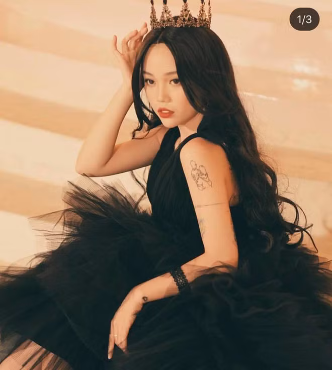 Từ nữ tính, gợi cảm đến cool ngầu, phá cách, Linh Ngọc Đàm đều dễ dàng biến hóa khiến các fan không thể rời mắt. Cộng thêm nhan sắc trời ban, nữ streamer này tạo nên hình tượng tổng tài tài sắc vẹn toàn trong lòng người hâm mộ.