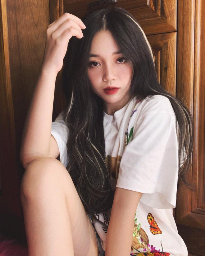 Linh Ngọc Đàm bắt đầu được công chúng biết đến với vai trò là một nữ streamer xinh đẹp trong làng game Việt. Không chỉ có gương mặt cân đối và hài hòa, cô nàng này còn sở hữu body chuẩn người mẫu.