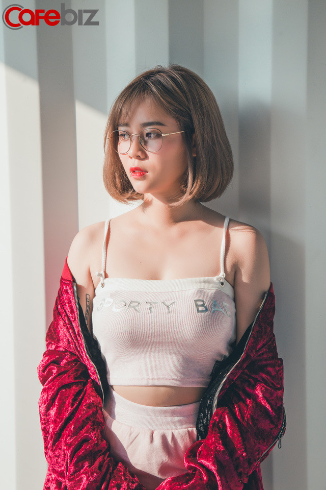 Nhắc đến MisThy, chúng ta đều biết cô nàng streamer nổi tiếng này có gu thời trang nhẹ nhàng và năng động. Không quá cầu kỳ trong việc ăn mặc, cô thường xuất hiện trước fan với những chiếc thun đơn giản.