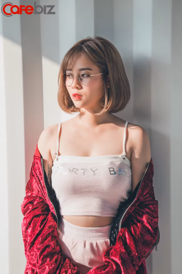 Nhắc đến MisThy, chúng ta đều biết cô nàng streamer nổi tiếng này có gu thời trang nhẹ nhàng và năng động. Không quá cầu kỳ trong việc ăn mặc, cô thường xuất hiện trước fan với những chiếc thun đơn giản.