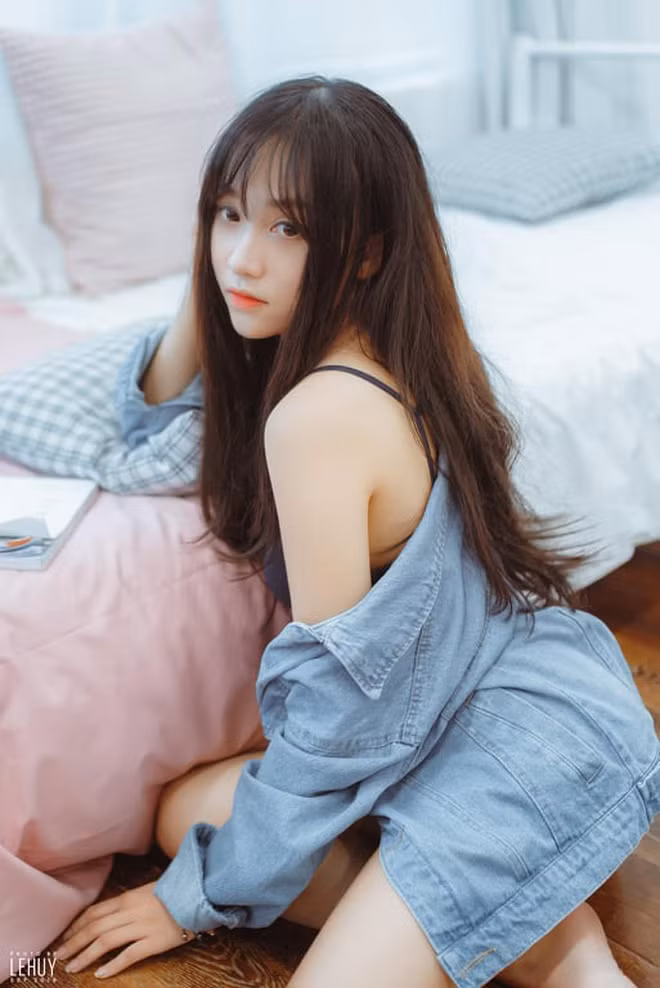 Trên trang Facebook cá nhân của mình, Kiều Anh Hera cũng thường xuyên đăng tải những bức ảnh nóng bỏng, khoe thân hình quyến rũ khiến fan nữ thì ganh tị, fan nam thì xuýt xoa, trầm trồ.